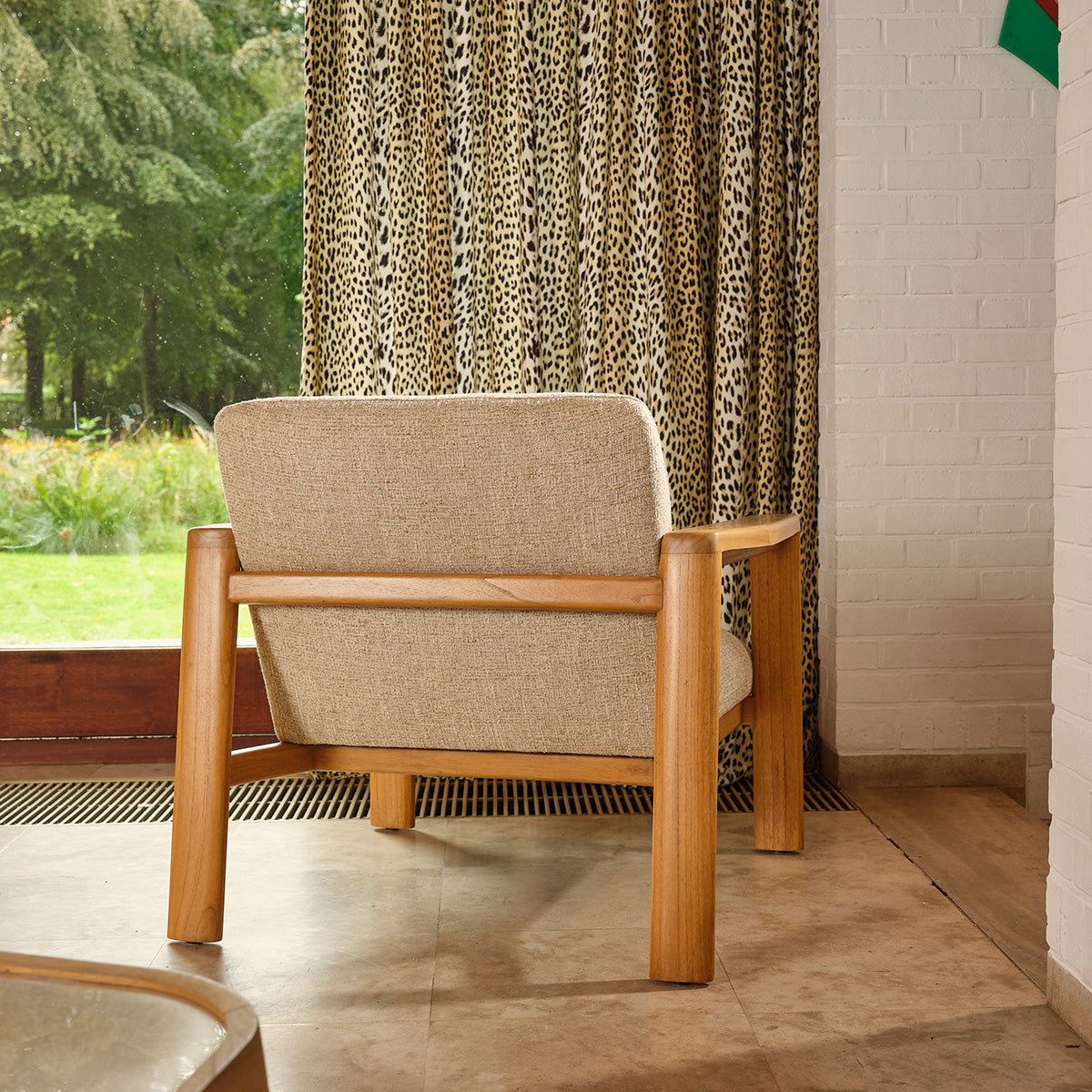 GABRIEL - Sillón de madera maciza de mindi y tela beige jaspeada