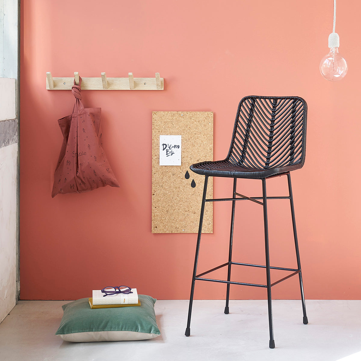 BOHEMA - Taburete de ratán y metal negro