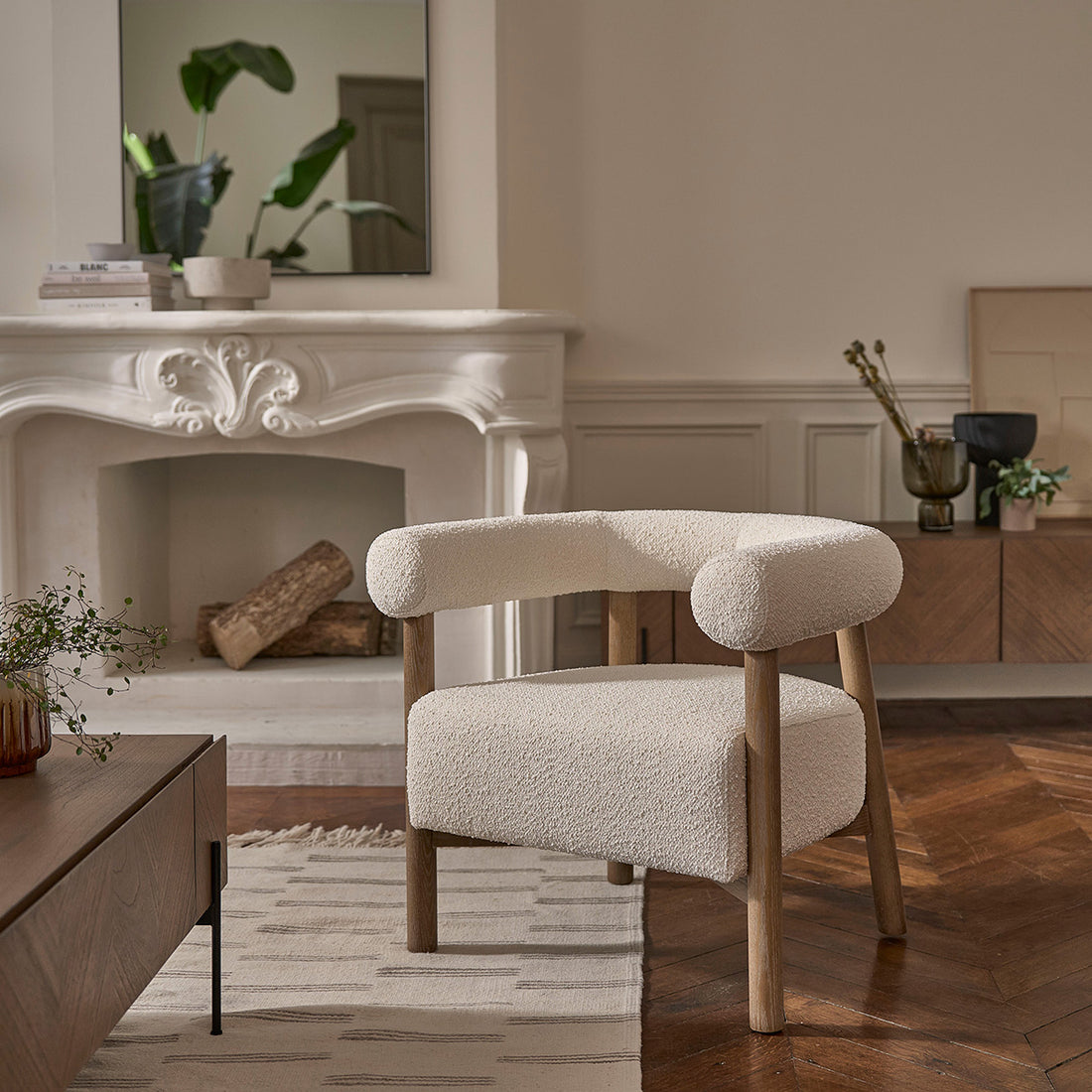 DUNE - Sillón redondo de roble macizo y tejido bouclette color crudo