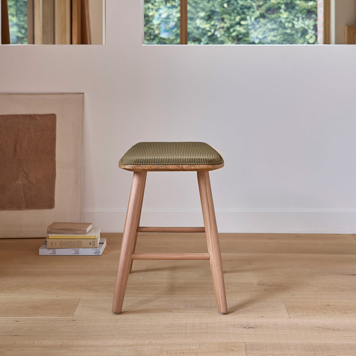 AMBRE - Taburete de madera de teca con asiento de terciopelo 45 cm