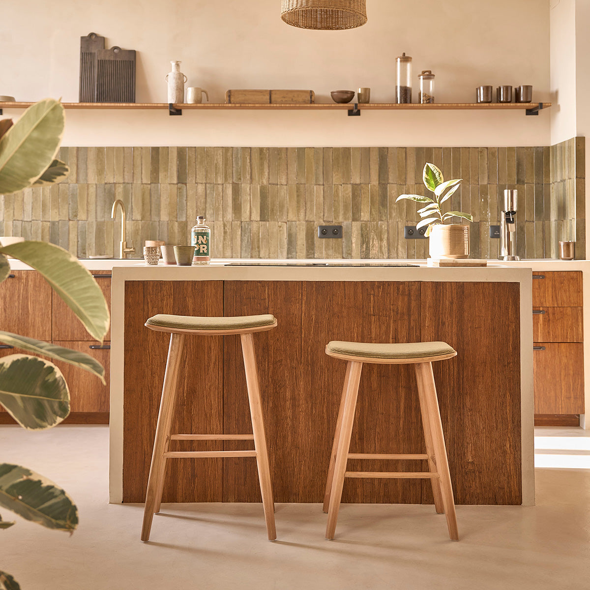 AMBRE - Taburete de teca maciza con asiento de terciopelo acanalado 75 cm