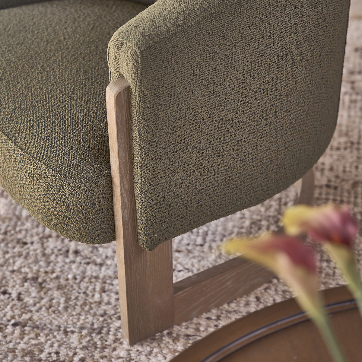 MALO - Sillón de roble macizo y tela bouclette caqui