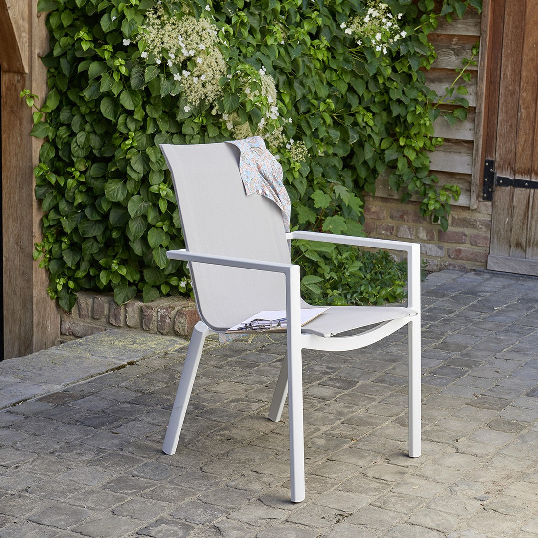 TULUM - Sillón de exterior de aluminio blanco y textileno gris