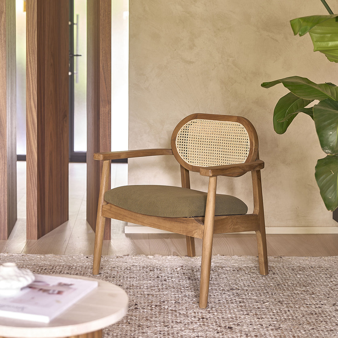 SABI - Sillón de teca maciza, rejilla y tejido de terciopelo caqui