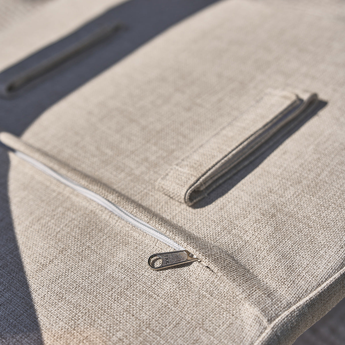 AMBRE - Sillón de jardín de teca maciza con cojín crudo