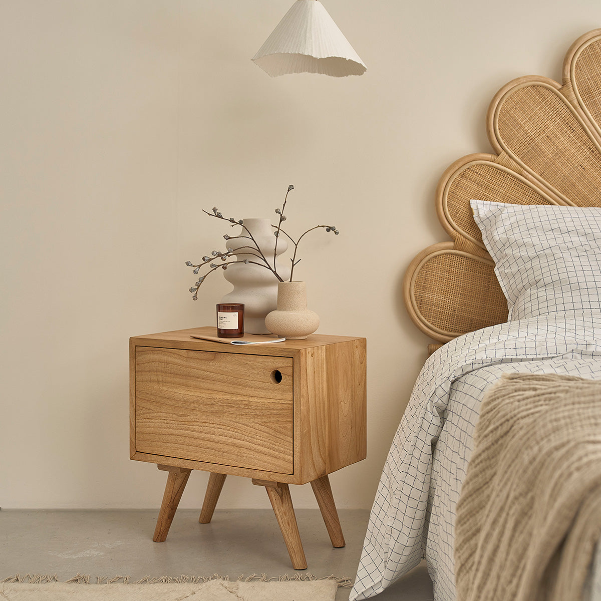 SACHA - Mesita de noche de mindi macizo 50 cm