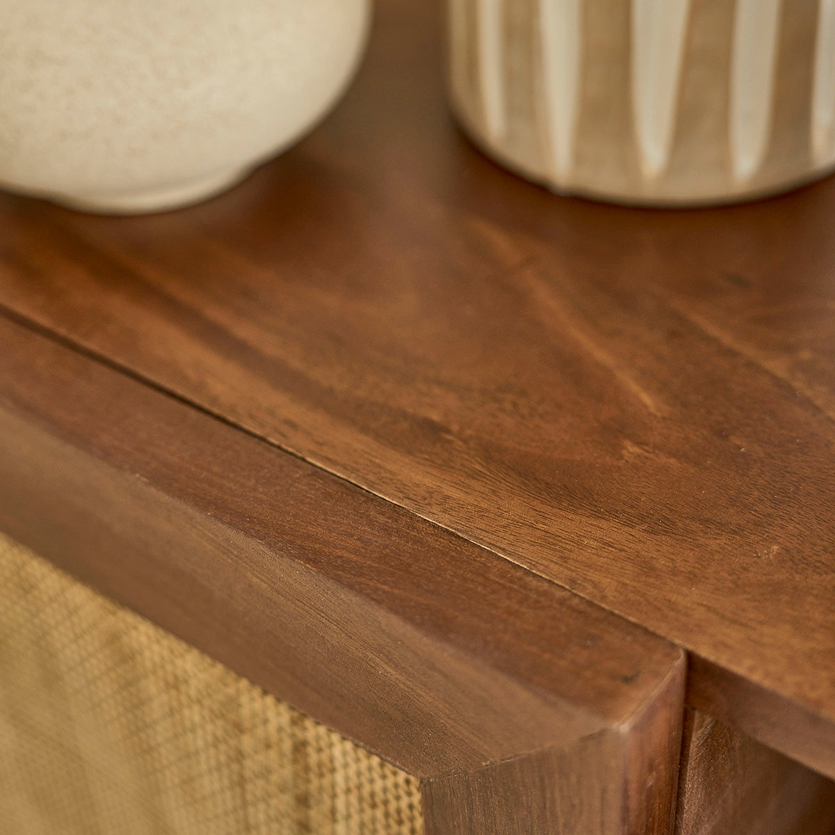 RAPHAEL - Mueble TV de mango macizo acabado nogal y rejilla de 140 cm