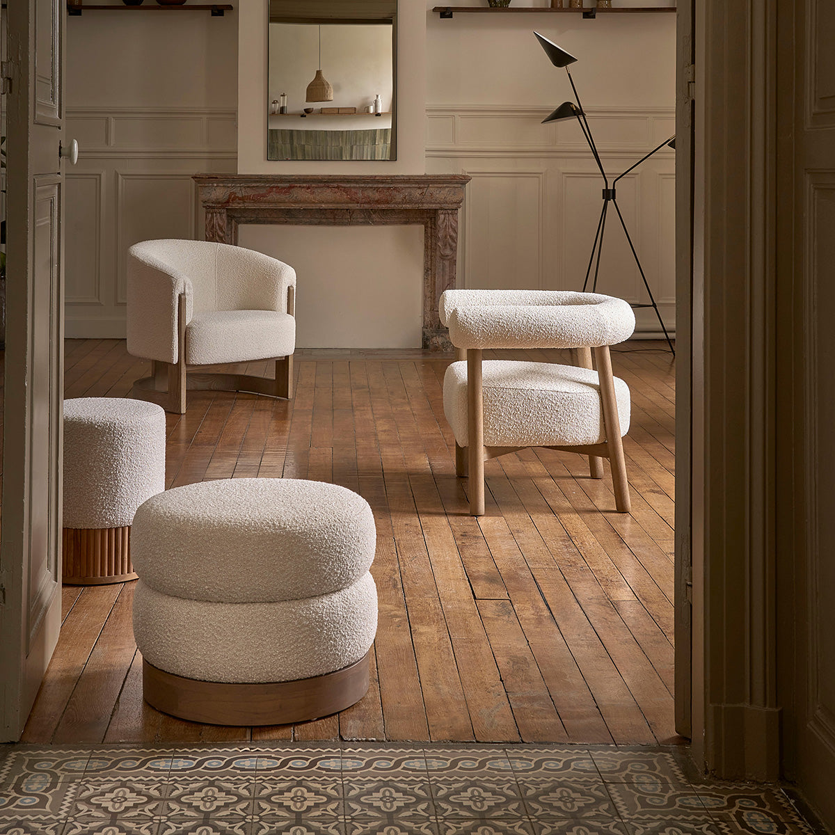 TANE - Puf de mindi macizo y tejido bouclette blanco Ø55 cm