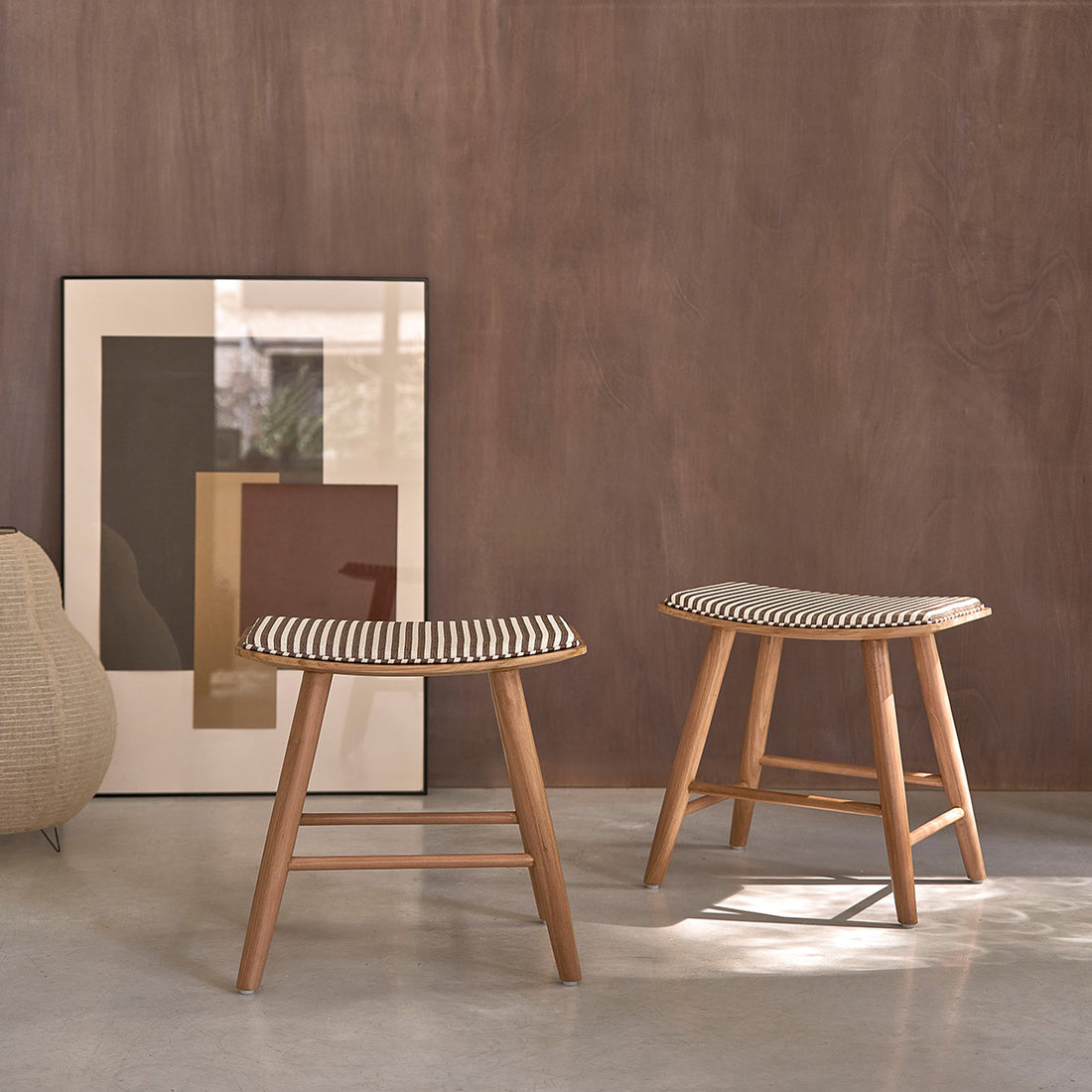 AMBRE - Lote de 2 taburetes de teca maciza con asiento de rayas 45 cm