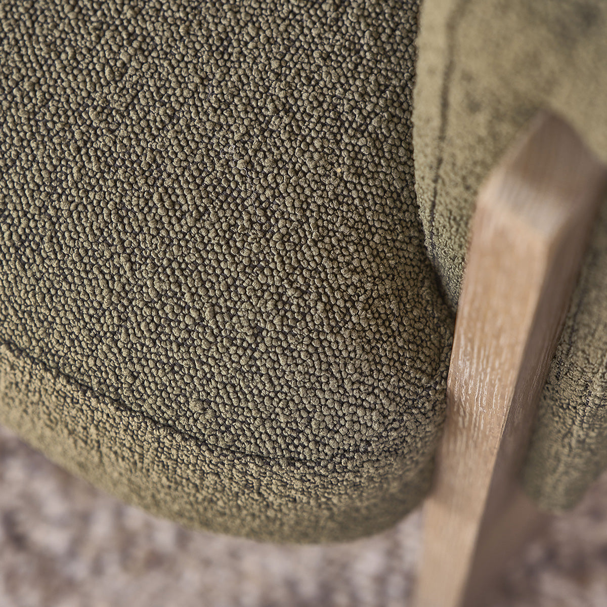 MALO - Sillón de roble macizo y tela bouclette caqui