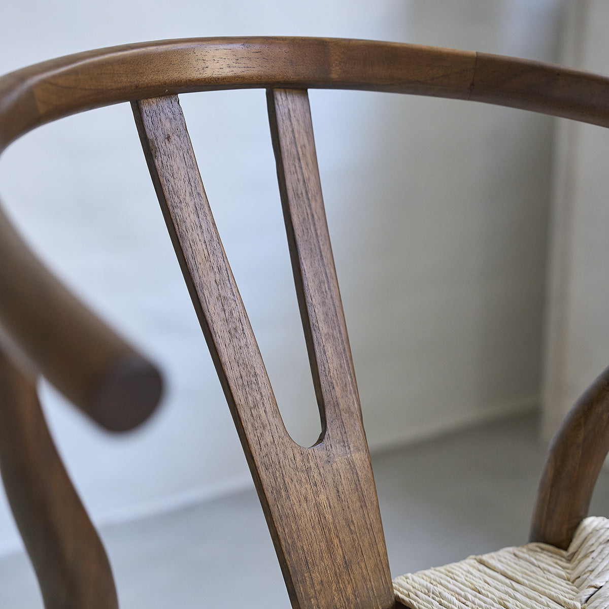 CAMILLE - Silla de mindi macizo acabado nogal y cuerda natural
