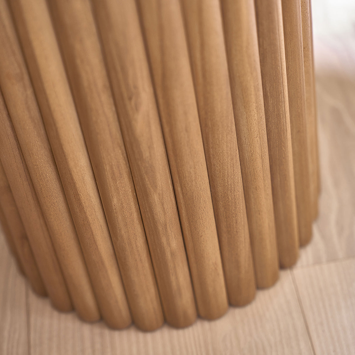 COLINE - Mesa auxiliar redonda de teca maciza