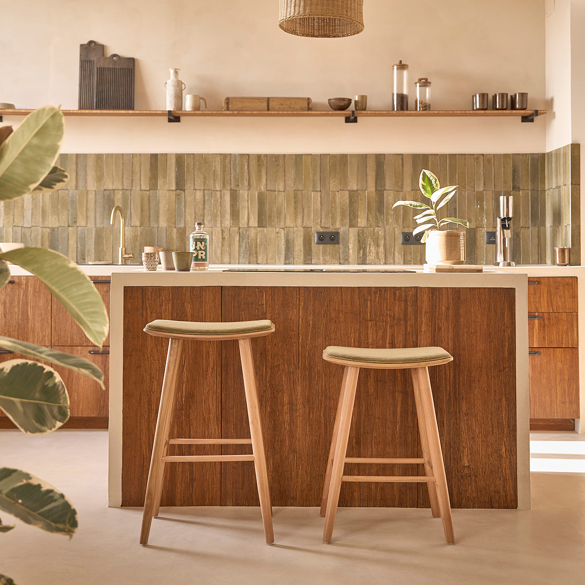 AMBRE - Lote de 2 taburetes de teca maciza con asiento de terciopelo 65 cm