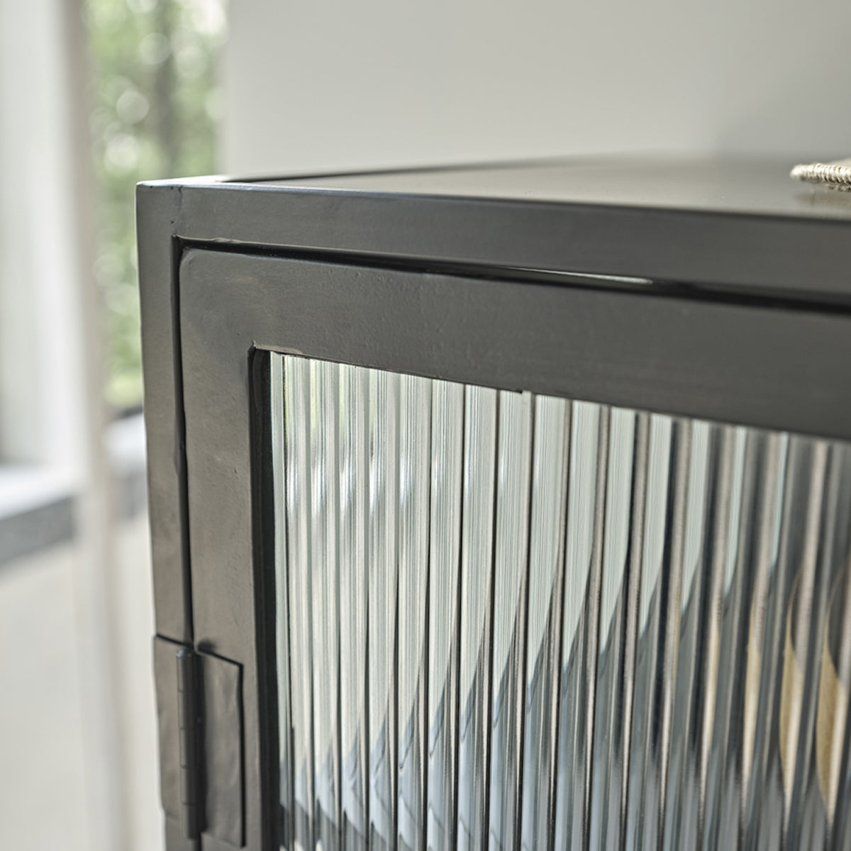 OCTAV - Aparador de metal y cristal acanalado de 70 cm