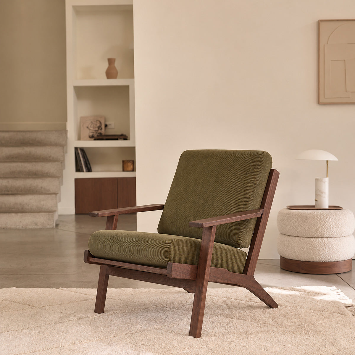 ACHILLE - Sillón de mindi macizo oscuro y terciopelo acanalado verde