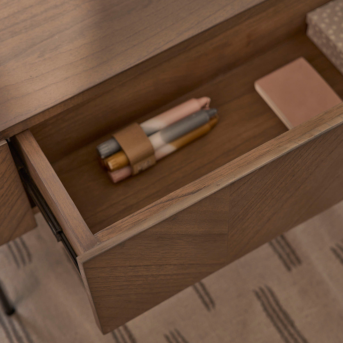 CALIX - Mesa de centro de mindi macizo y metal acabado nogal 120 cm