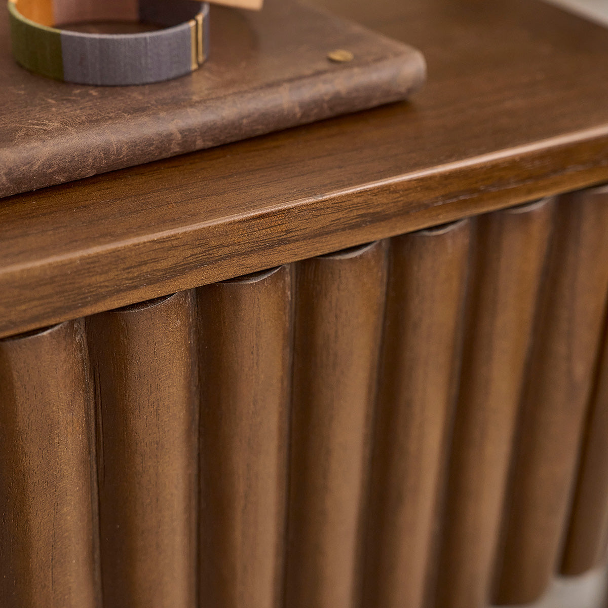 TRINIDAD - Mesita de noche suspendida de madera de mindi 45 cm