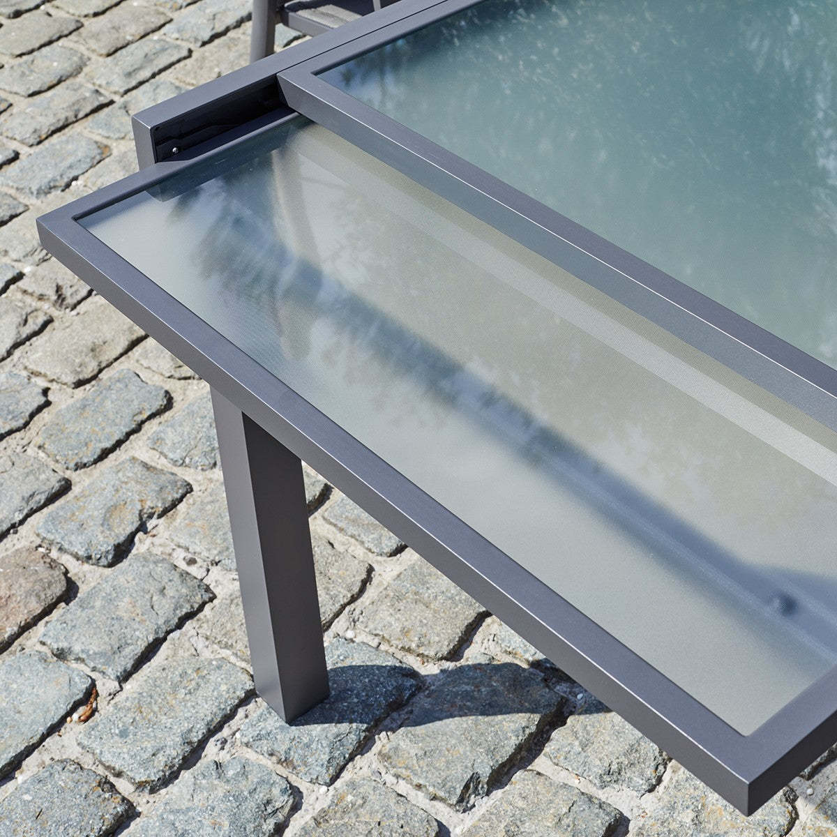 MODULO - Salón de exterior extensible de aluminio gris para 4/8 pers.