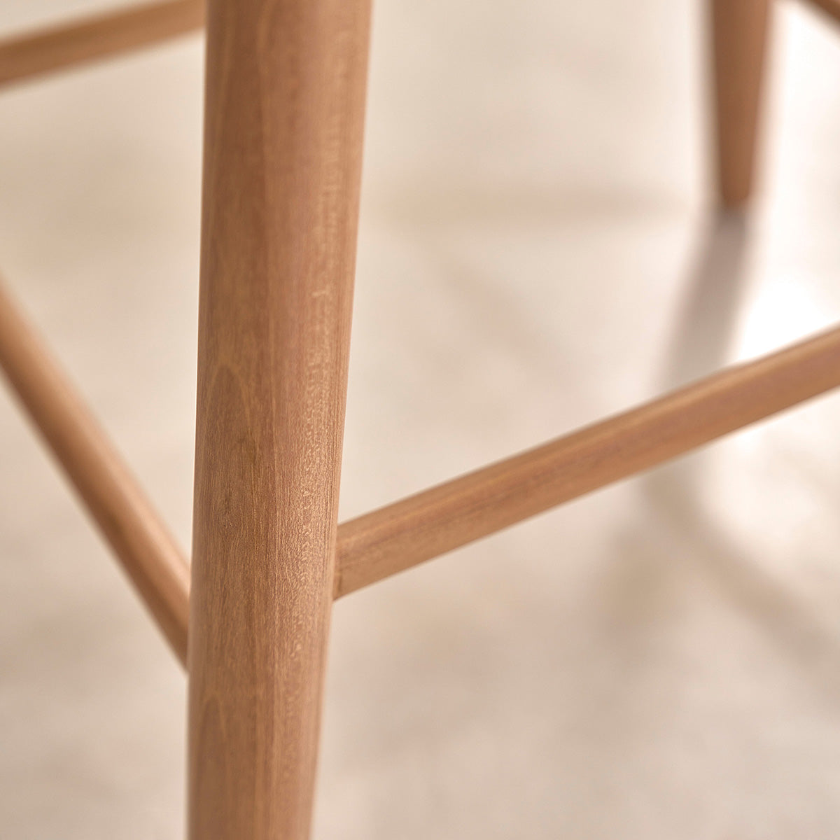 AMBRE - Taburete de teca maciza y terciopelo color crudo 65 cm