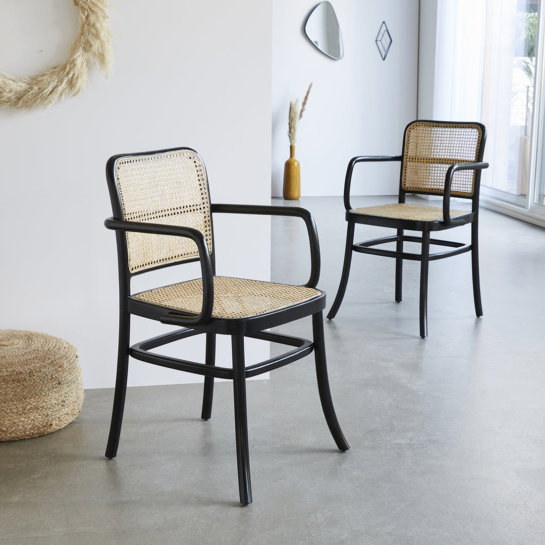 ARON - Lote de 2 sillas de caoba maciza y rejilla con reposabrazos