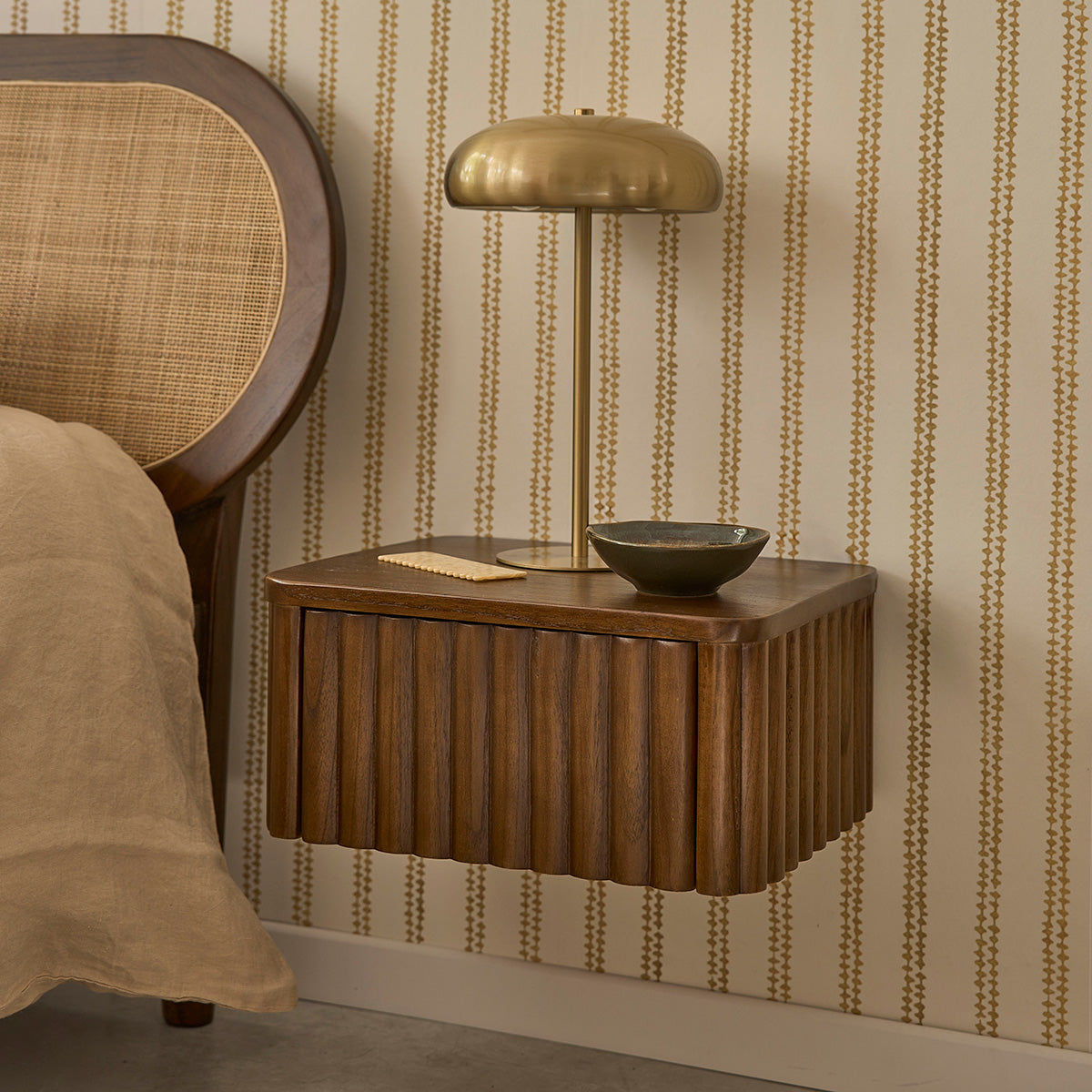 TRINIDAD - Mesita de noche suspendida de madera de mindi 45 cm