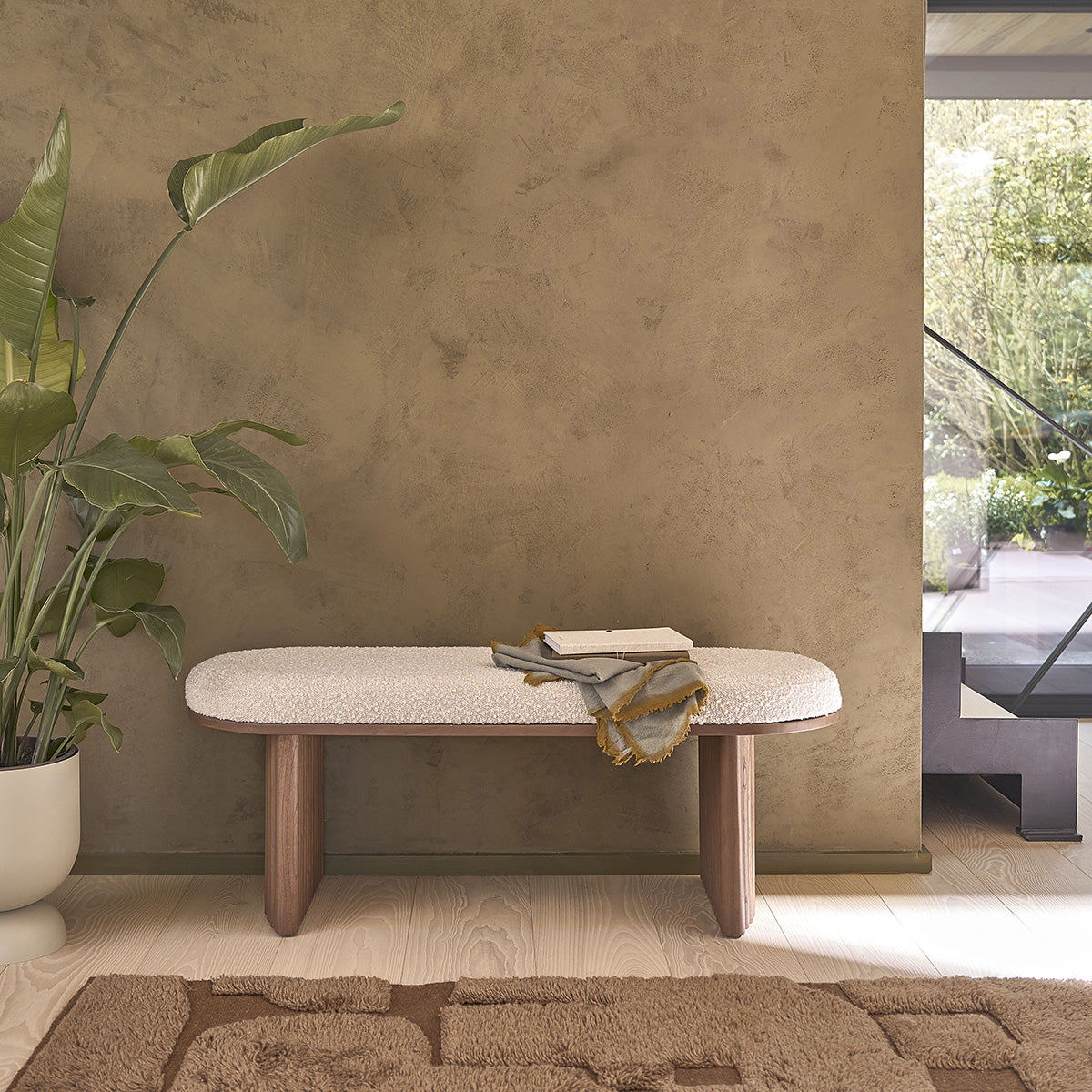 MARLOW - Banco de mindi macizo acabado nogal con tela bouclette 120 cm