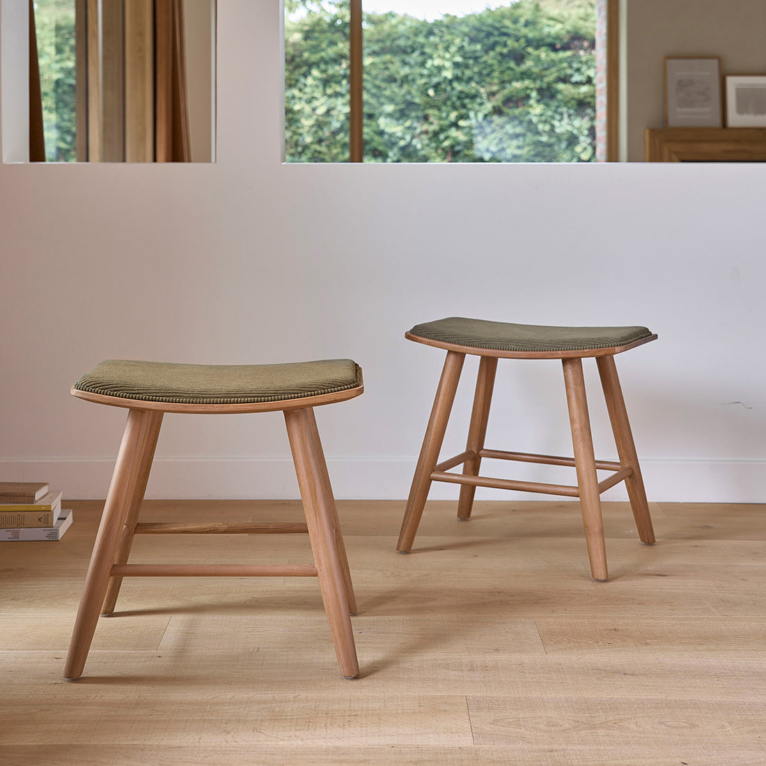 AMBRE - Lote de 2 taburetes de madera de teca con asiento de terciopelo 45 cm