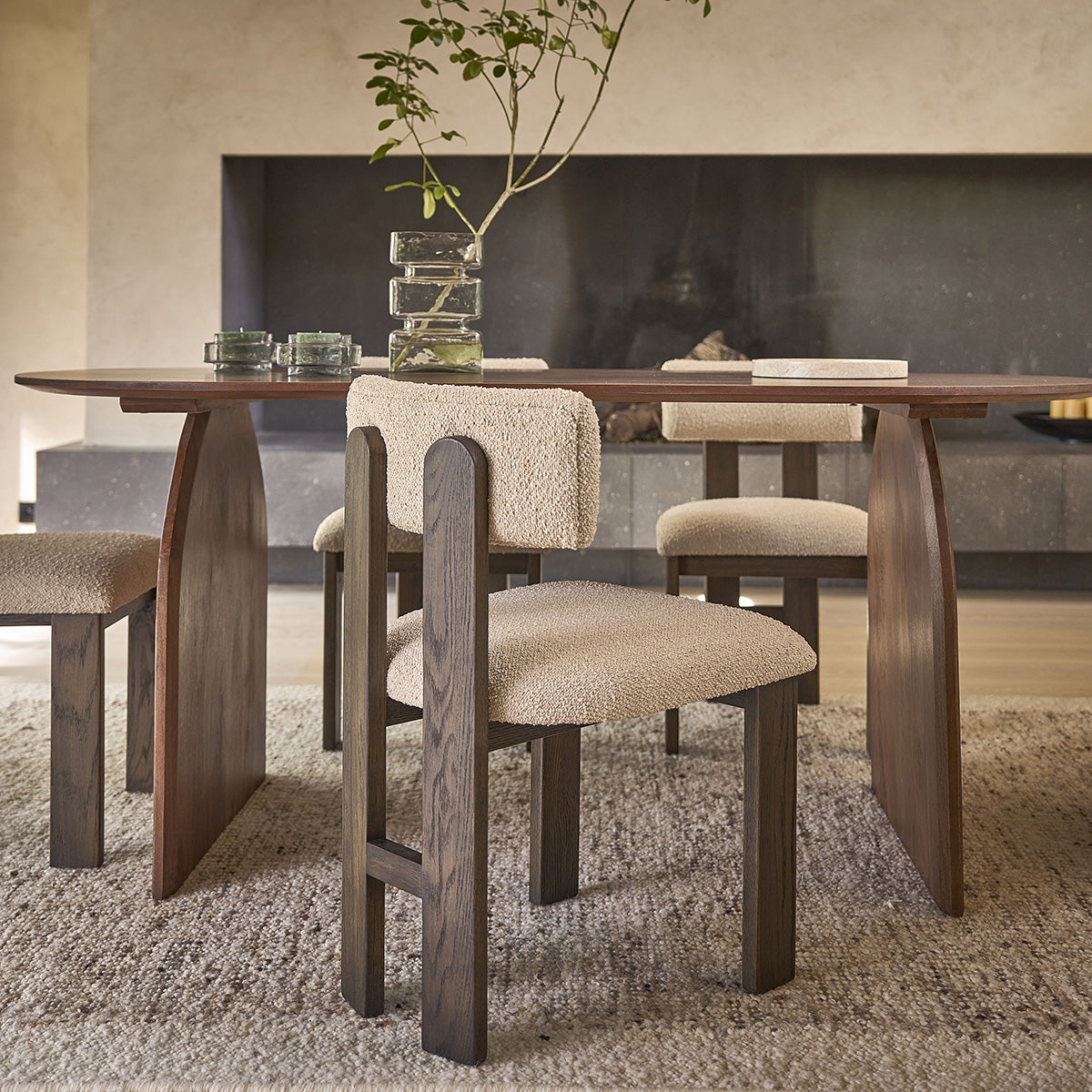 NOÉ - Silla de roble macizo marrón con tela bouclette beige