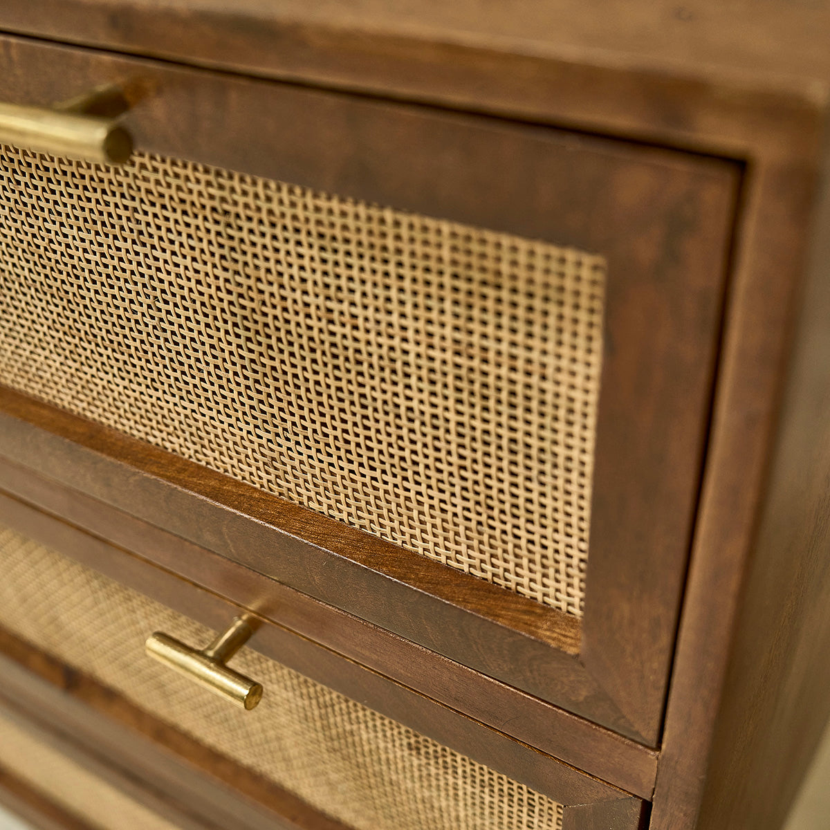 RAPHAEL - Cómoda de mango macizo acabado de nogal y rejilla de 90 cm