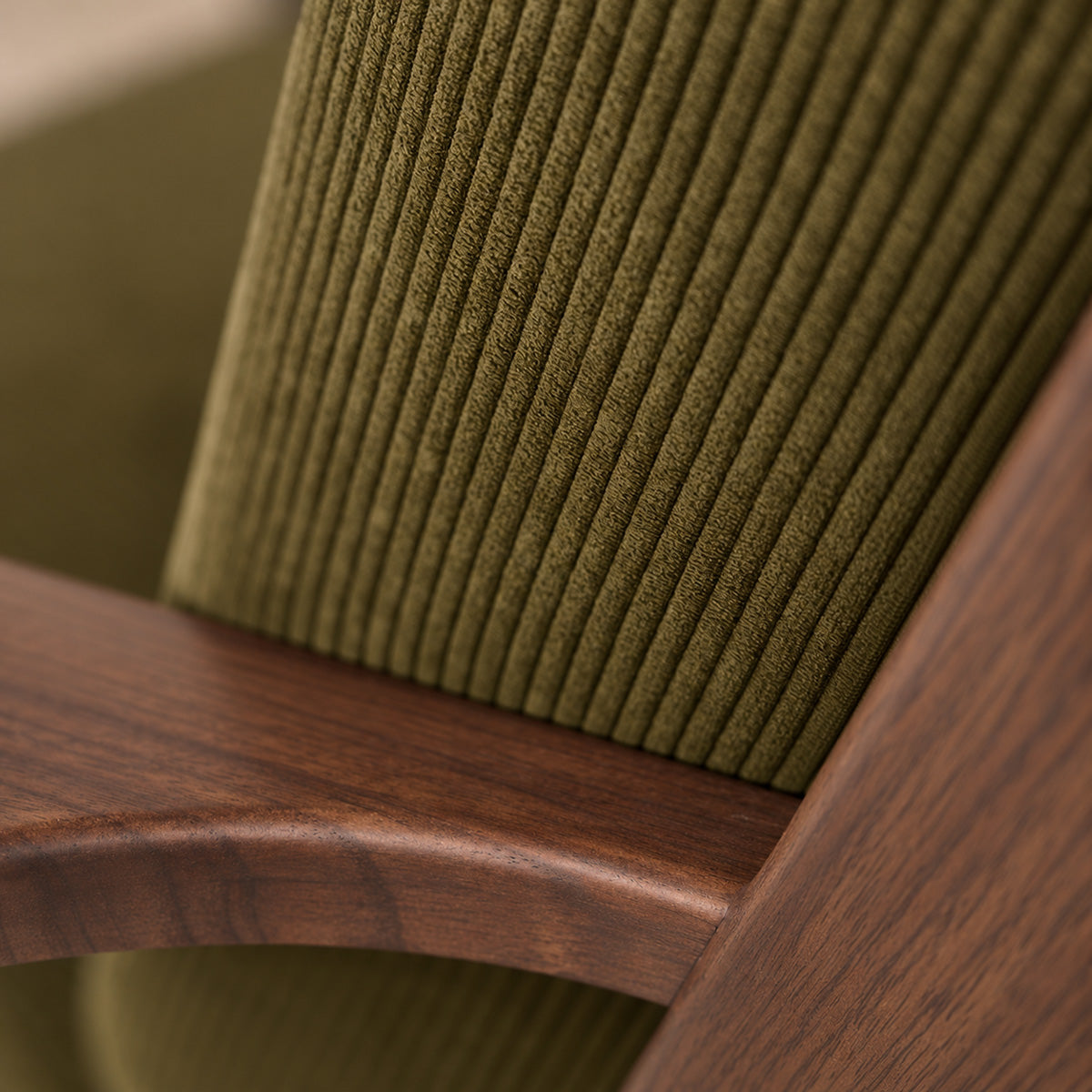 ACHILLE - Sillón de mindi macizo oscuro y terciopelo acanalado verde
