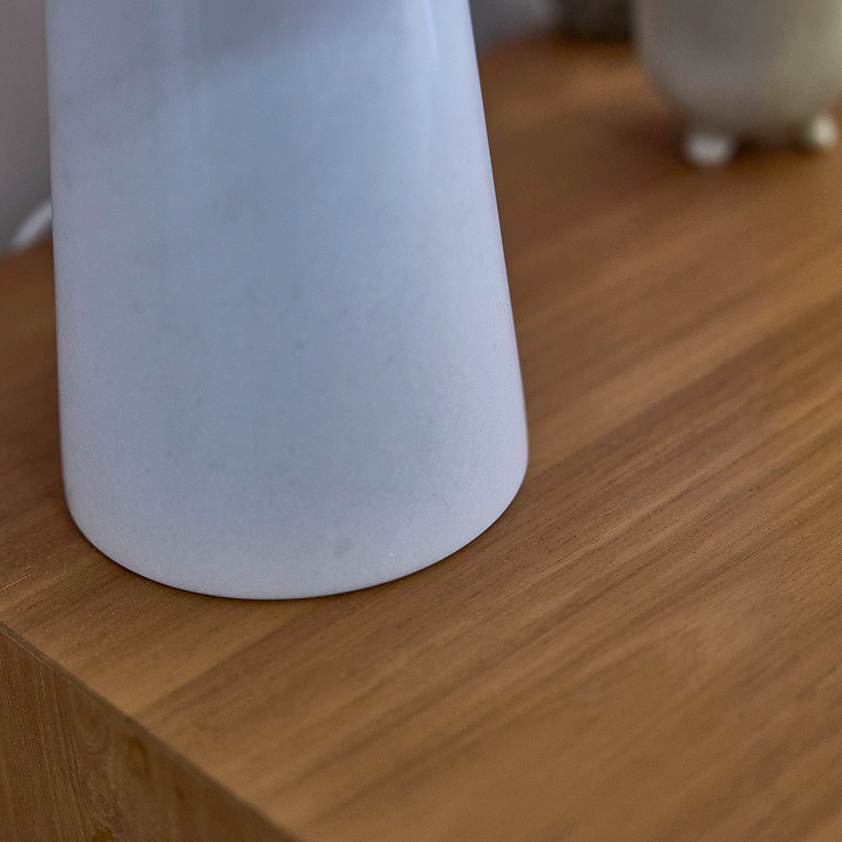 SERENE - Banco de teca maciza y tejido buclé de 120 cm