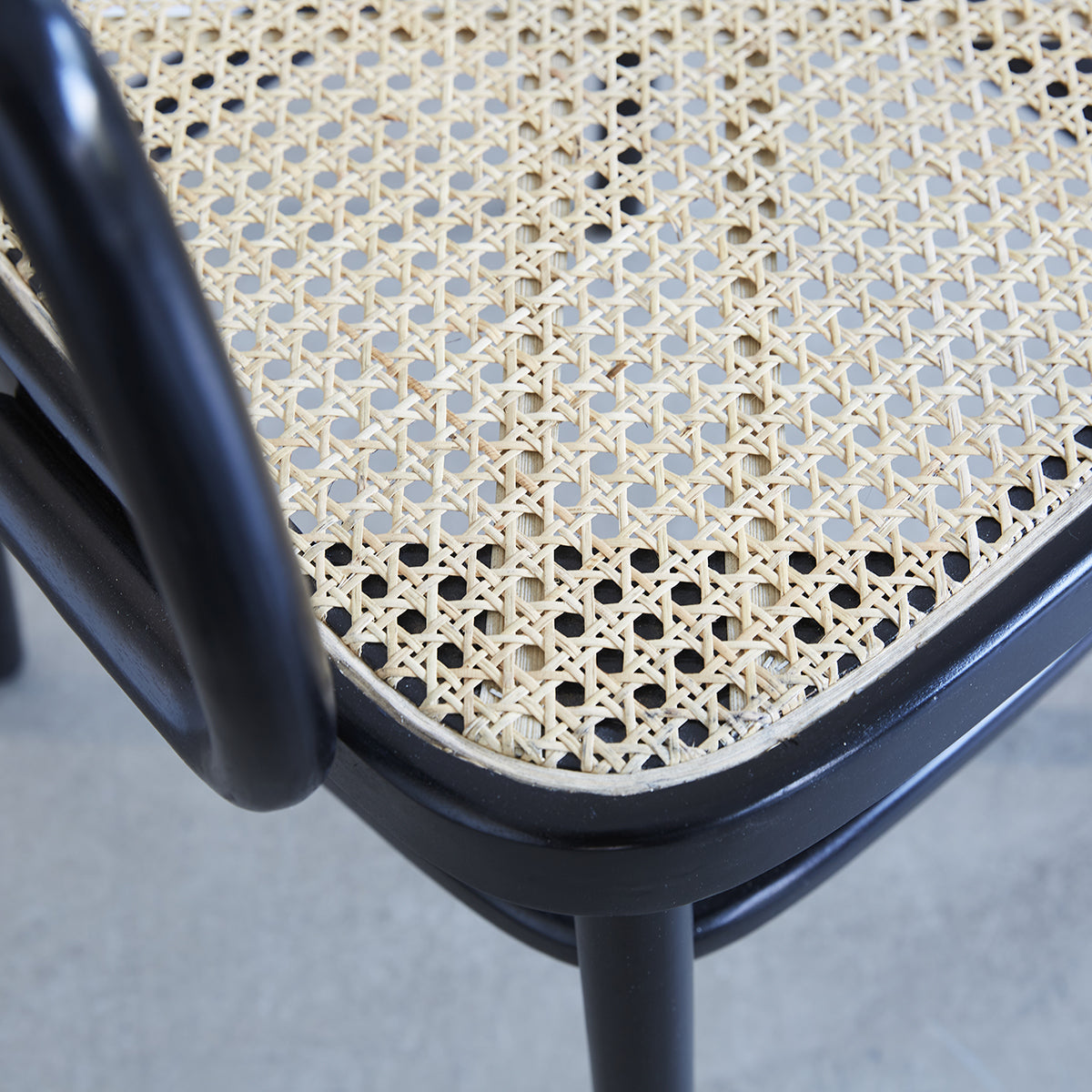 ARON - Silla con reposabrazos de caoba maciza y rejilla