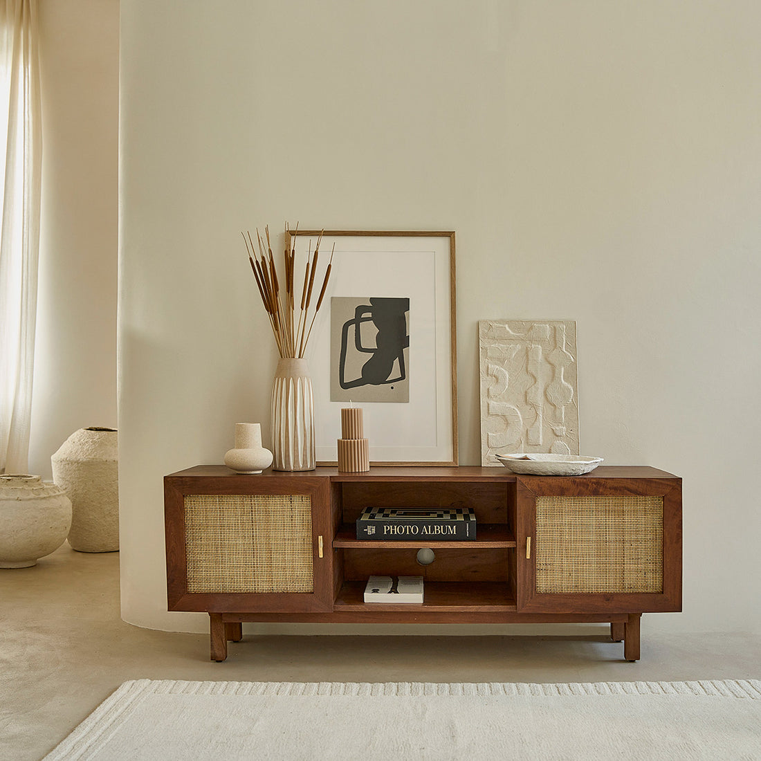 RAPHAEL - Mueble TV de mango macizo acabado nogal y rejilla de 140 cm RAPHAEL