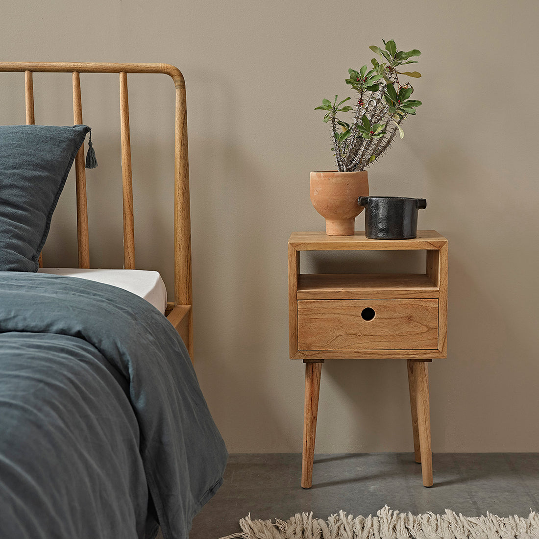 ESMEE - Mesita de noche de mindi macizo 65 cm