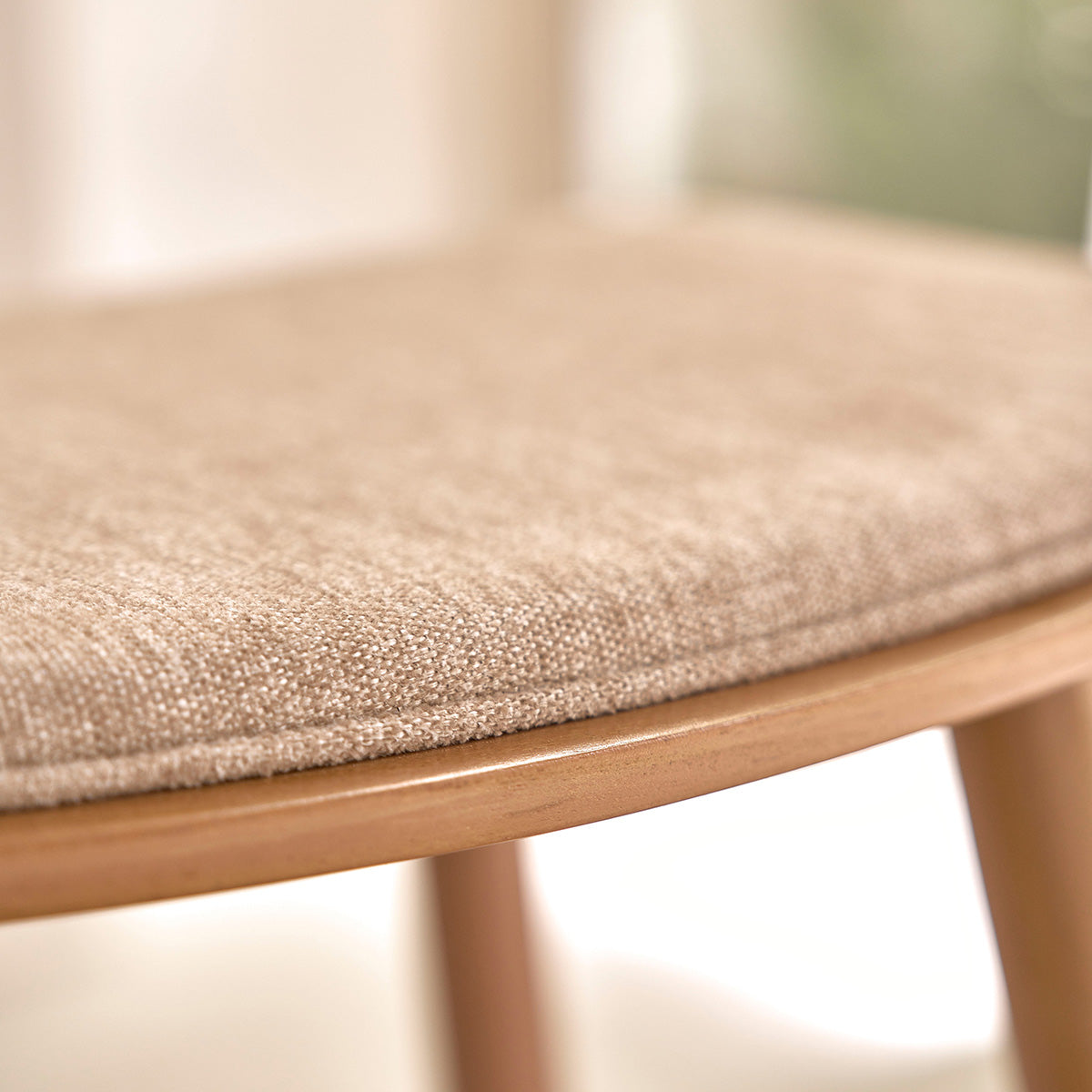 AMBRE - Taburete de teca maciza y terciopelo color crudo 65 cm