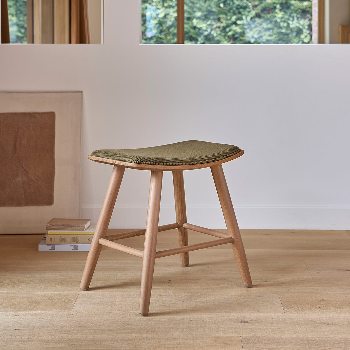 AMBRE - Taburete de madera de teca con asiento de terciopelo 45 cm
