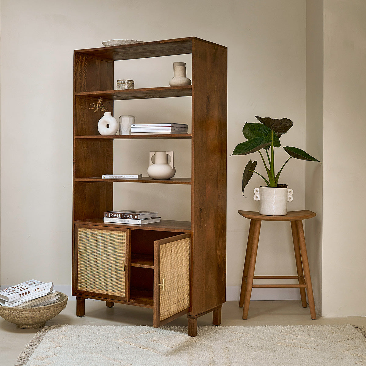 RAPHAEL - Librería alta de mango con acabado de nogal y rejilla, H 170 cm