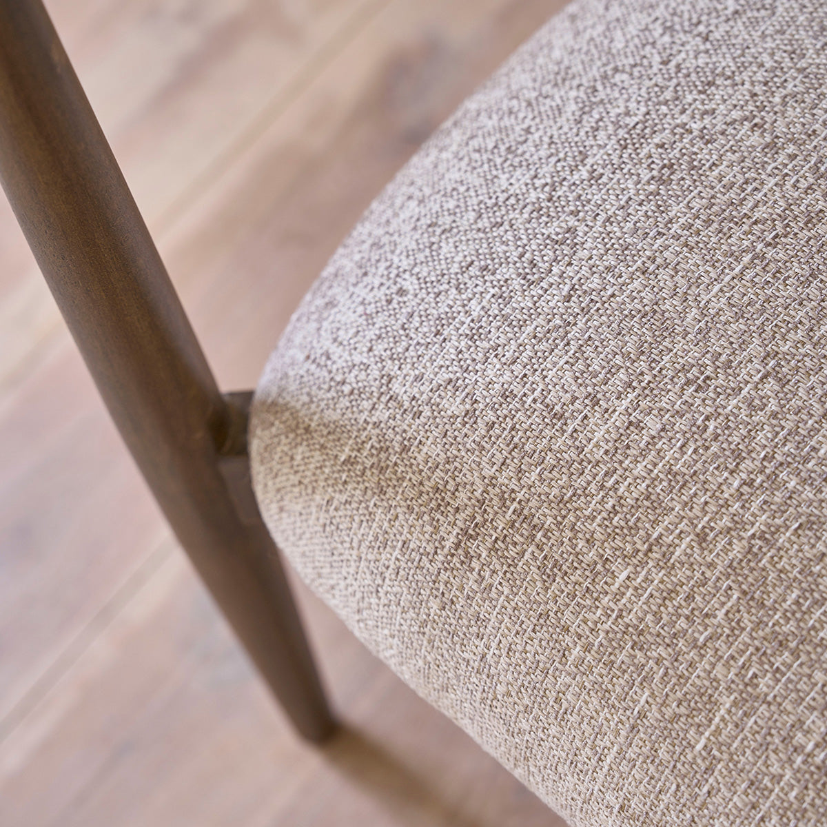 CÔME - Sillón de madera maciza y tejido con textura beige chiné