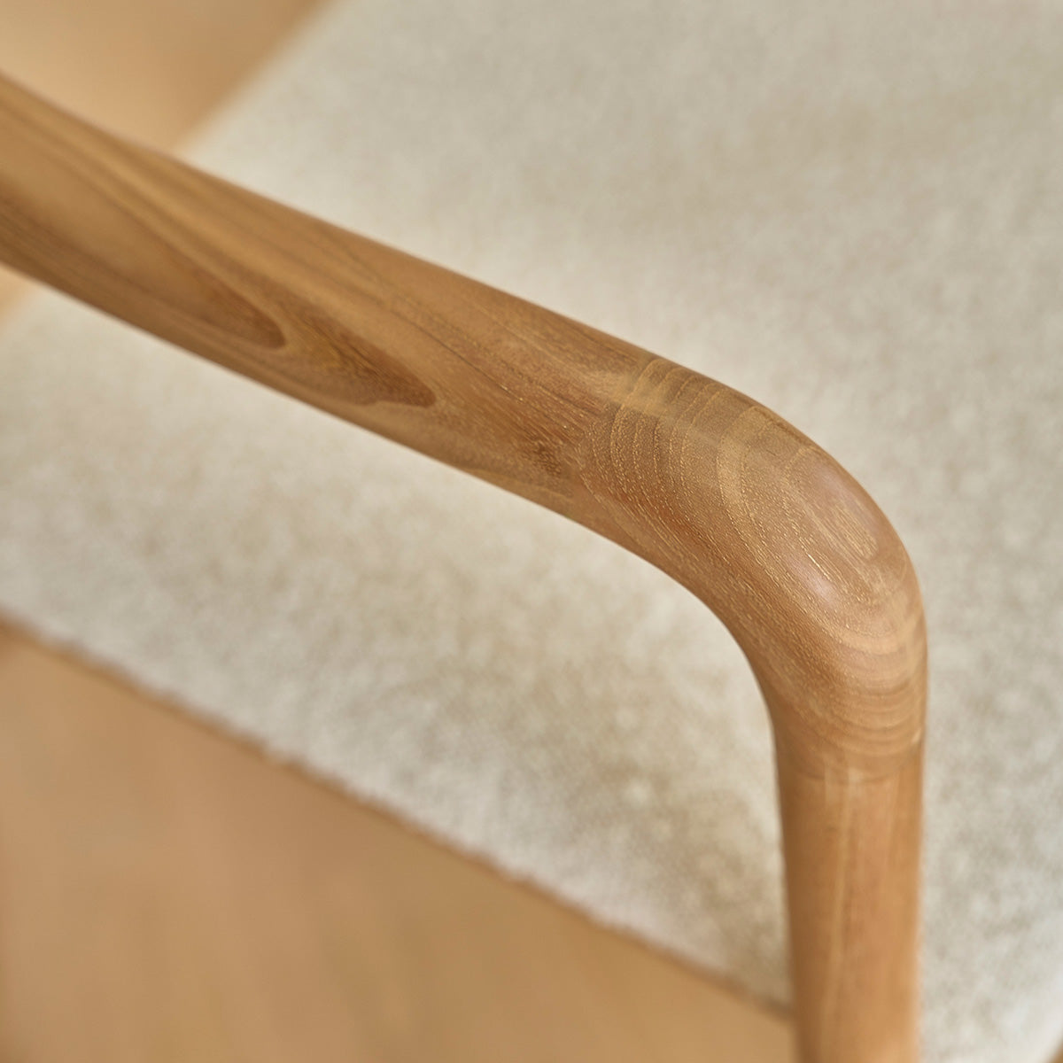 AMBRE - Silla de teca maciza con asiento de buclé