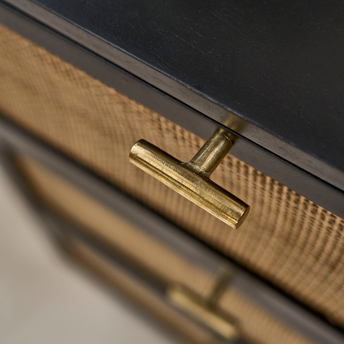 BLAISE - Cómoda de mango macizo y rejilla negra de 90 cm