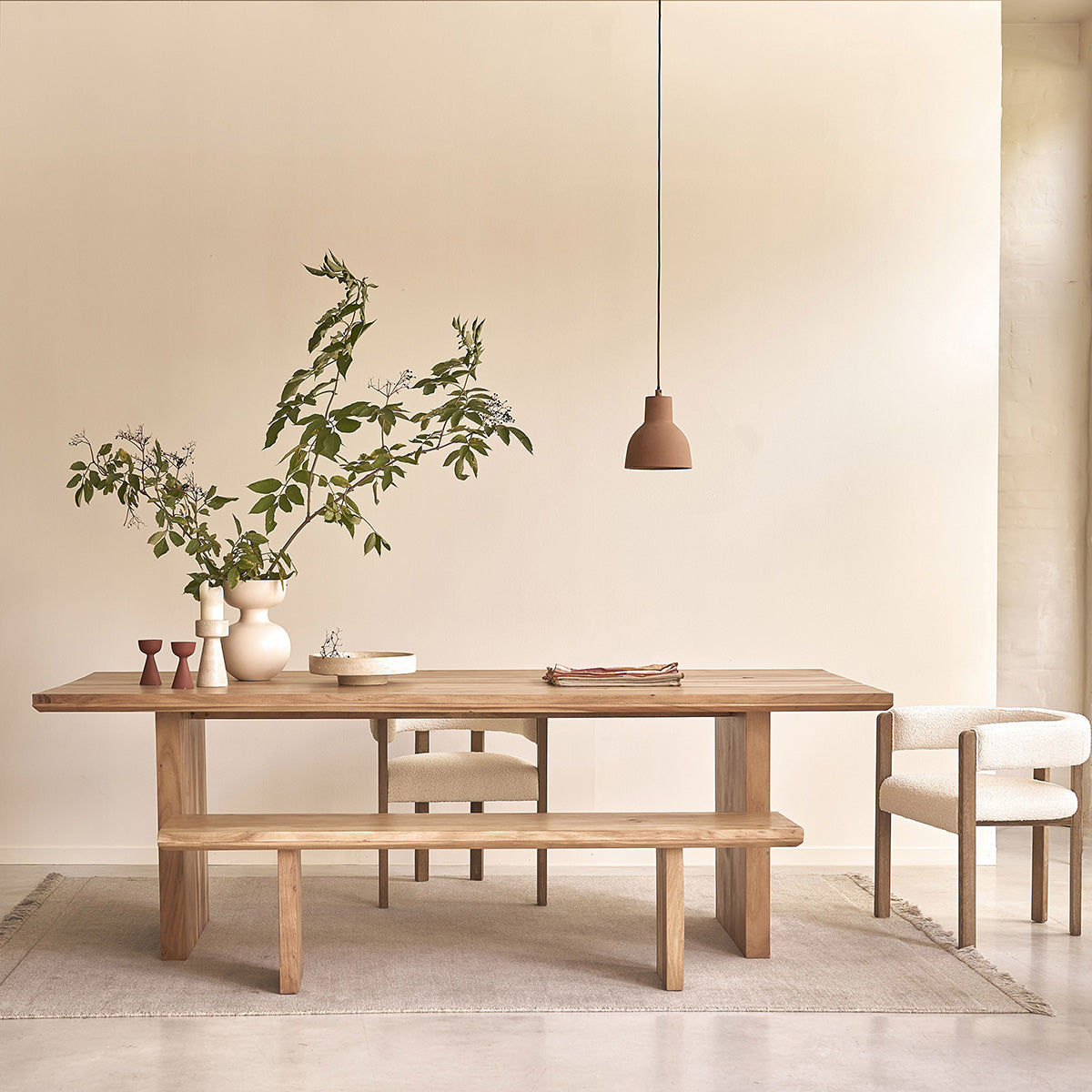 CALI - Mesa de madera maciza de acacia para 8 personas.