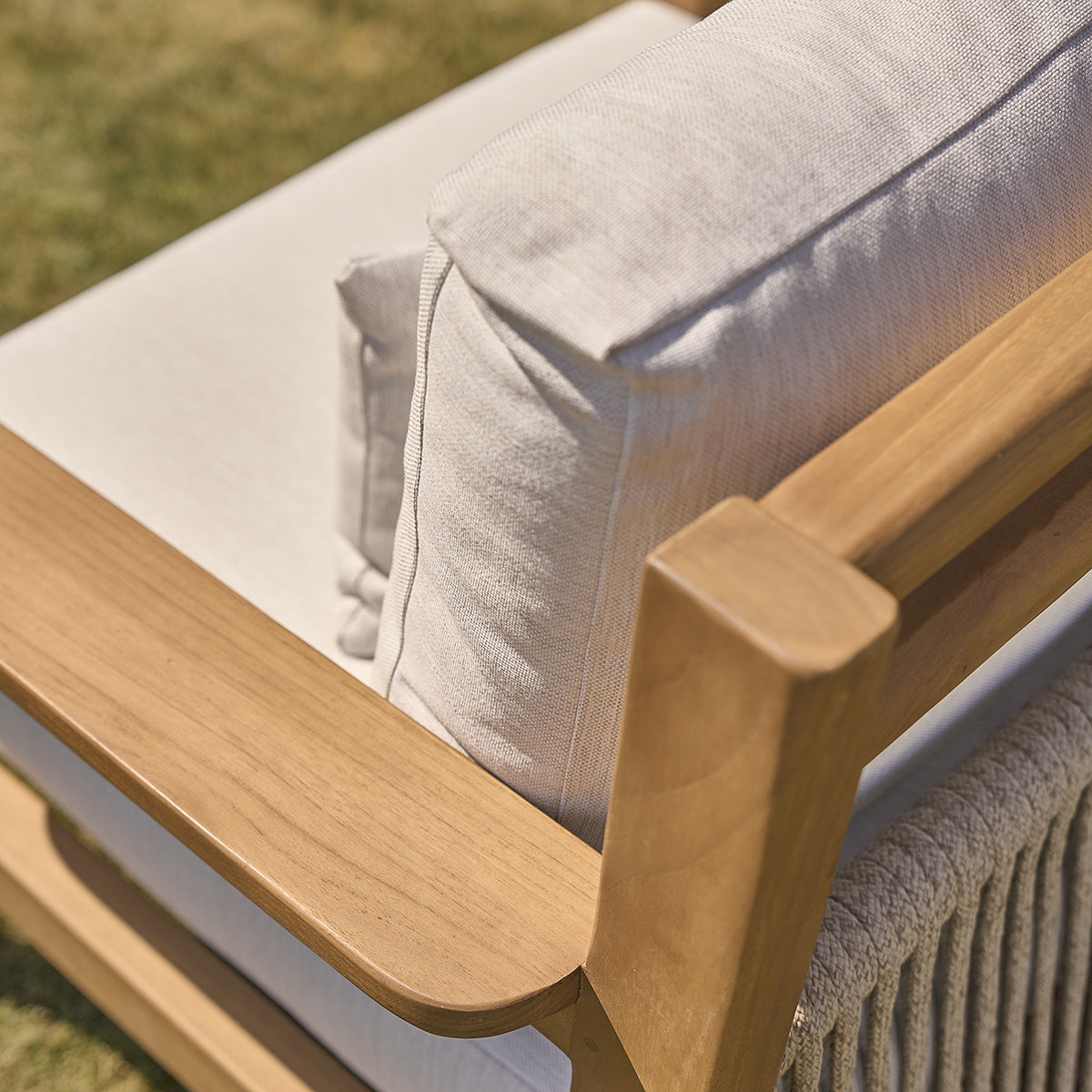 MAORA - Sillón de jardín de teca maciza con cojines