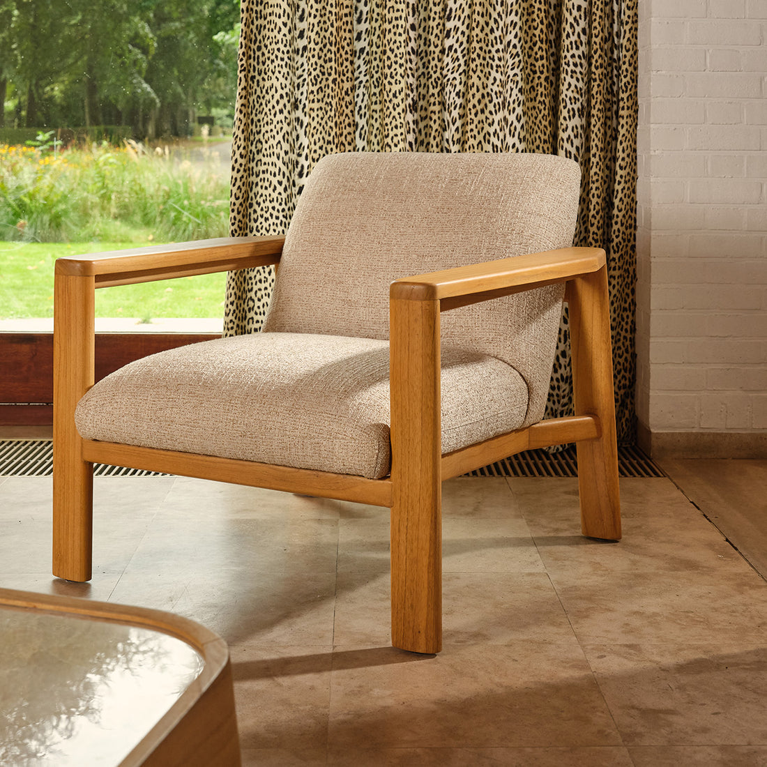 GABRIEL - Sillón de madera maciza de mindi y tela beige jaspeada