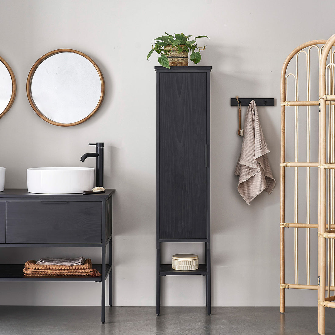 NEVEN - Columna de baño de pino macizo y metal de 150 cm NEVEN