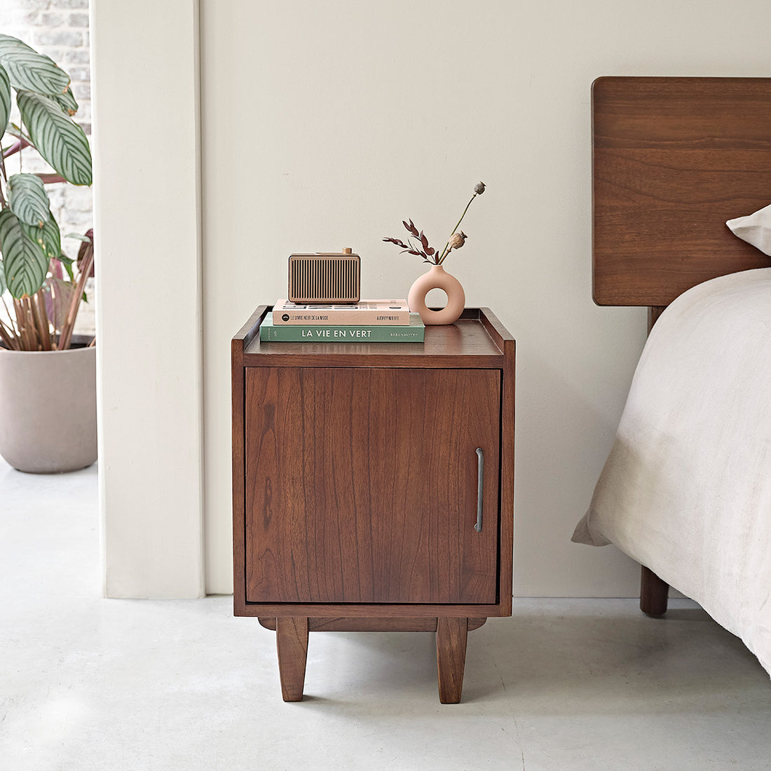 VINTAGE - Mesita de noche de mindi macizo acabado nogal 40 cm