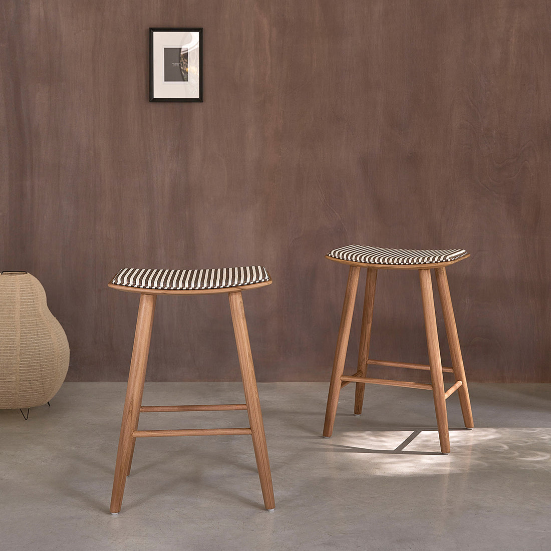 AMBRE - Lote de 2 taburetes de teca maciza con asiento de rayas 65 cm