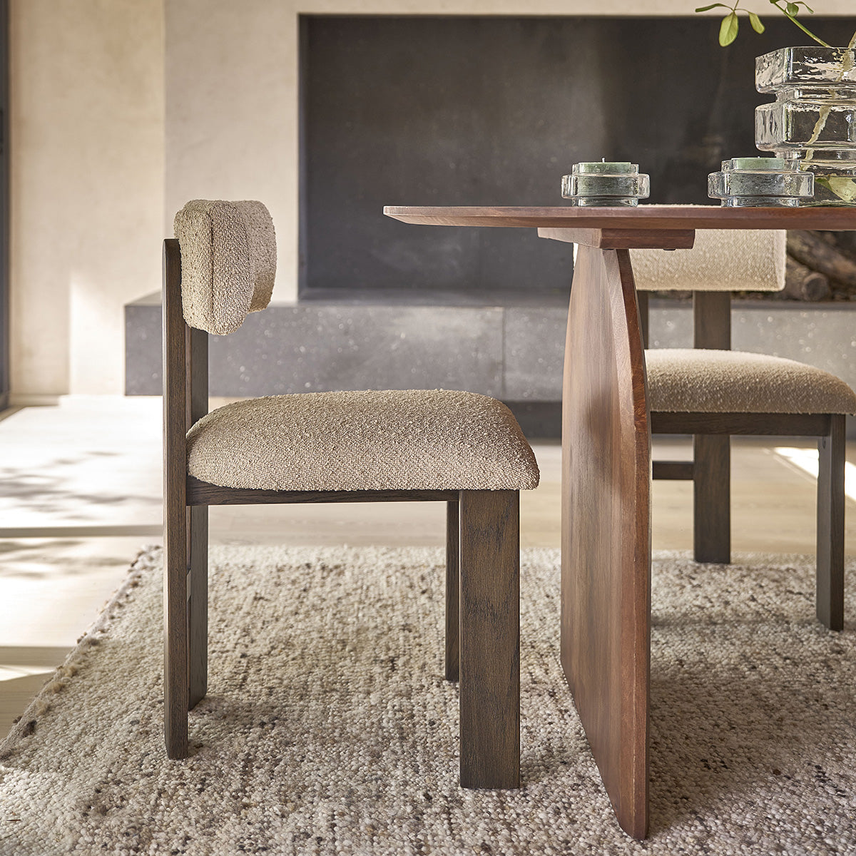 NOÉ - Lote de 2 sillas de roble macizo marrón y tela bouclette beige