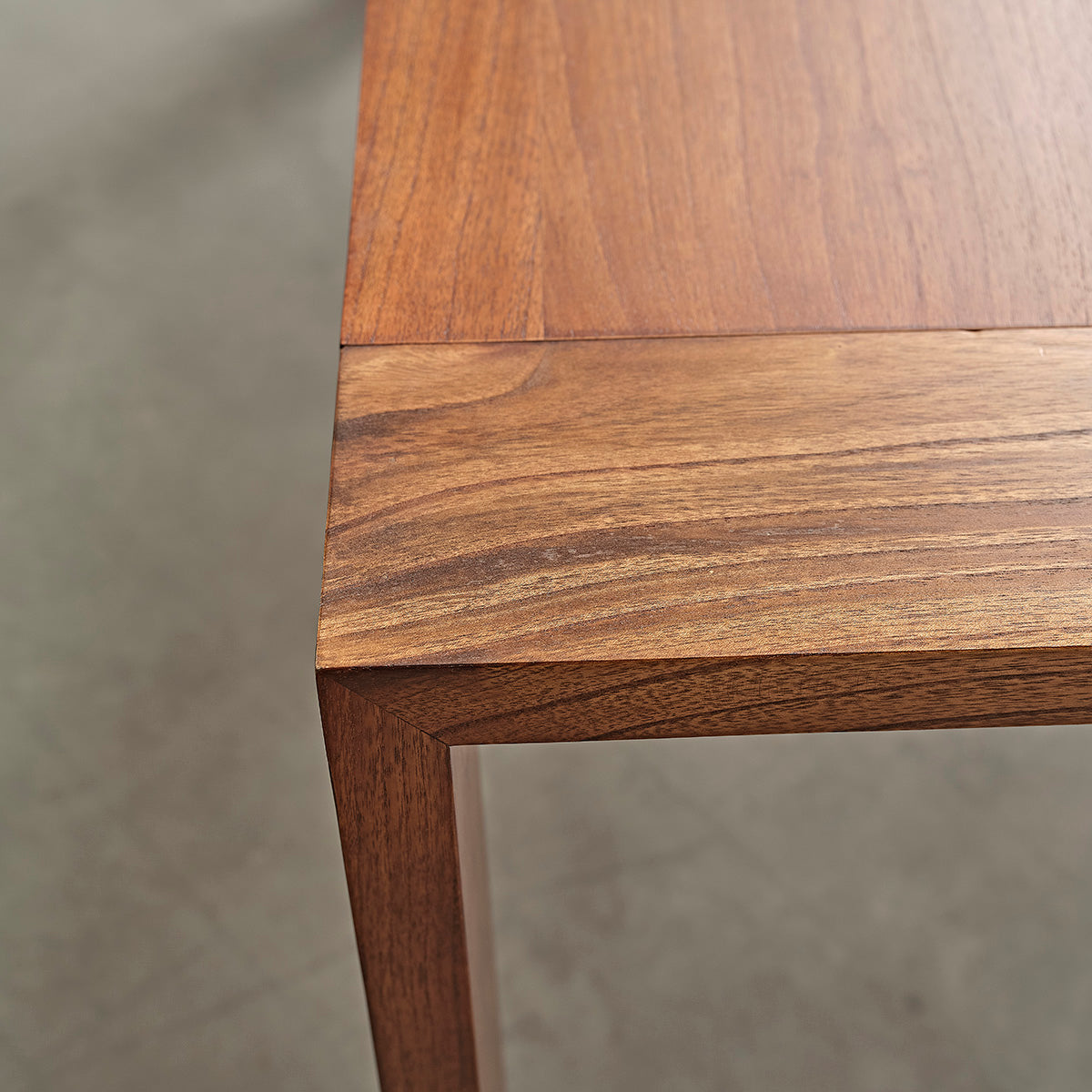 MILO - Mesa de mindi acabado nogal 8 pers.