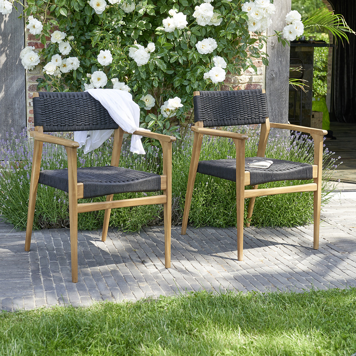 8B-fauteuil_de_jardin_en_teck_massif_et_cordage_noir_lot_de_2-01.jpg