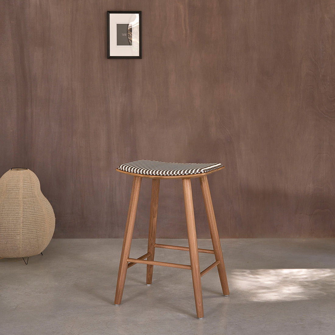 AMBRE - Taburete de teca maciza con asiento de rayas 65 cm